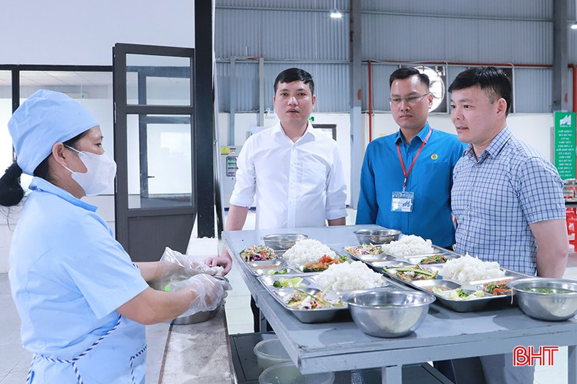 Cán bộ công đoàn và lãnh đạo xí nghiệp đặc biệt quan tâm đến chất lượng bữa ăn ca cho công nhân. bqbht_br_1-8121.jpg