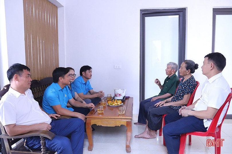 Cán bộ công đoàn chia vui với gia đình anh Nguyễn Huy Tuất trong căn nhà mới. bqbht_br_2.jpg
