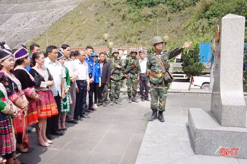 Cư dân bản Thọong Pẹ (huyện Khăm Cợt, tỉnh Bôlykhămxay) sang xã Sơn Kim 1 giao lưu, học hỏi kinh nghiệm, thắt chặt tình đoàn kết.