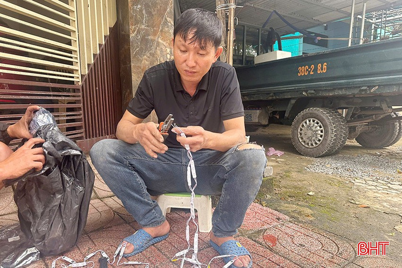 Thời điểm này, nhóm thợ của anh Dương Quang Đường đã nhận được rất nhiều cuộc gọi thuê lắp đặt đèn trang trí.