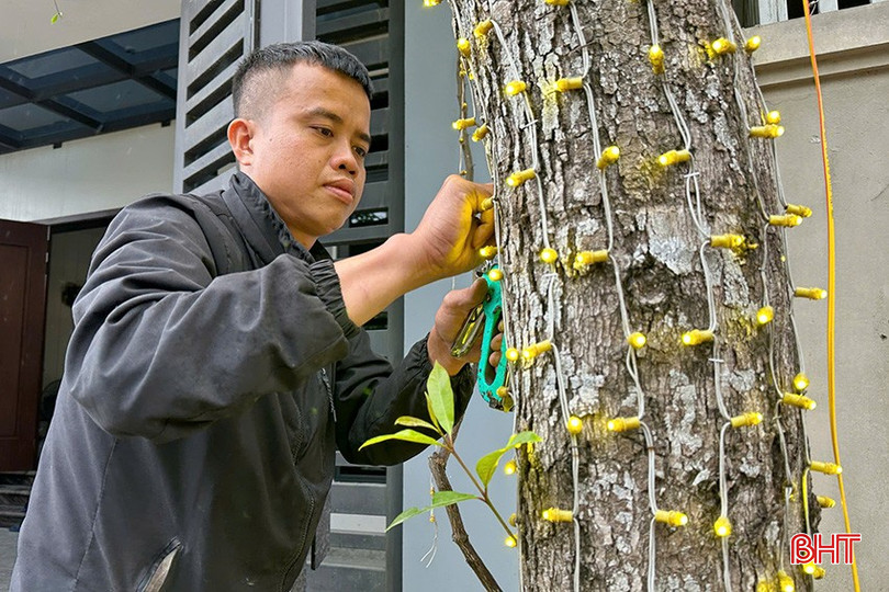 Cận tết là thời điểm "ăn nên làm ra" của các nhóm thợ lắp đặt đèn trang trí.