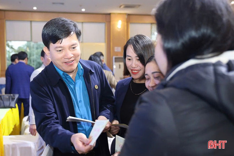 Phó Chủ tịch Tổng LĐLĐ Việt Nam Nguyễn Xuân Hùng chung vui cùng người lao động TP Hà Tĩnh. bqbht_br_1-4713.jpg