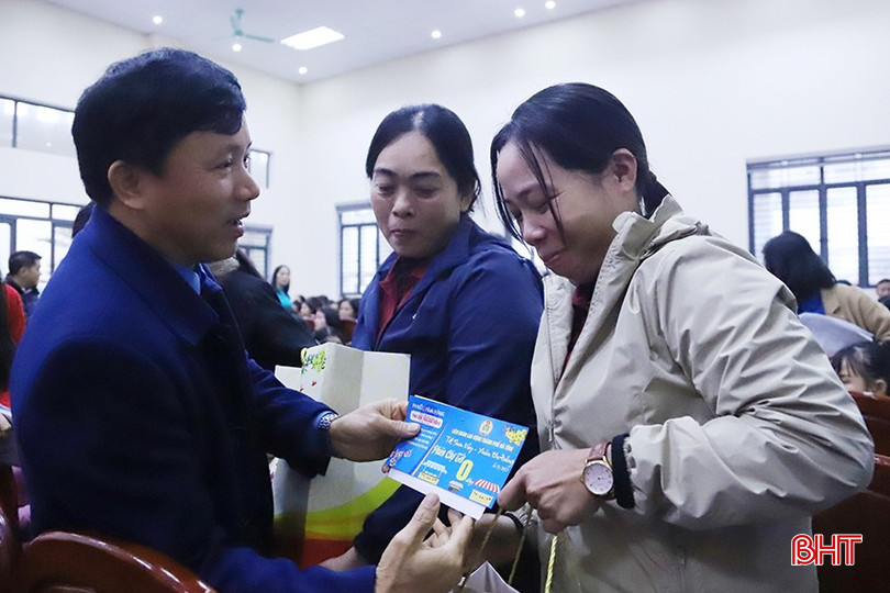 Chủ tịch LĐLĐ tỉnh Nguyễn Văn Danh trao quà tết cho người lao động. bqbht_br_7.jpg