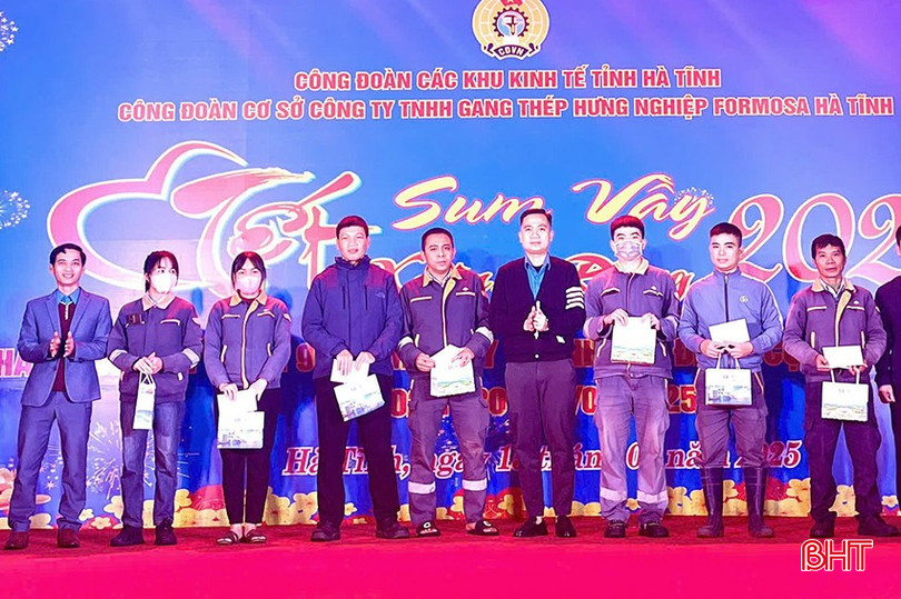 Công nhân lao động nhận quà tết tại chương trình. Công nhân lao động nhận quà tết tại chương trình.