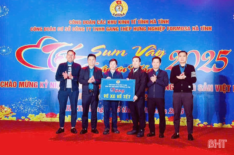 Trao biểu trưng hỗ trợ vé xe Tết cho công nhân. Trao biểu trưng hỗ trợ vé xe Tết cho công nhân.