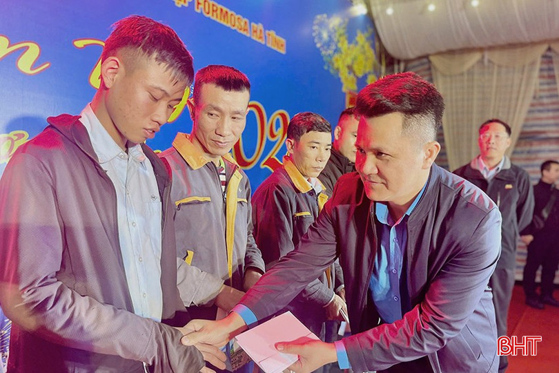 ... và BCH công đoàn trao quà Tết, chúc mừng năm mới công nhân, lao động. ... và BCH công đoàn trao quà Tết, chúc mừng năm mới công nhân, lao động.