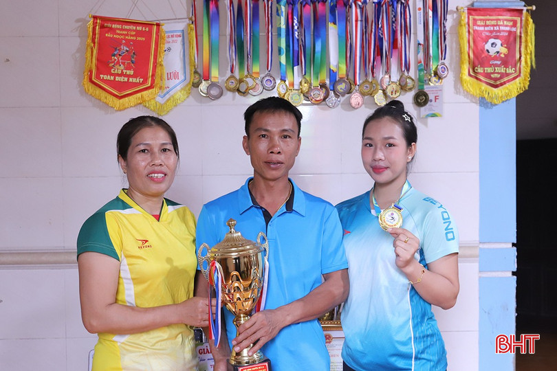 Niềm đam mê thể thao được bố mẹ và anh trai truyền lại cho cô con gái út Nguyễn Lương Giang (ngoài cùng bên phải).