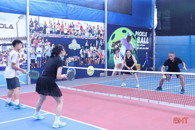 Những trận cầu là dịp để các thành viên trong gia đình kết nối, sẻ chia.