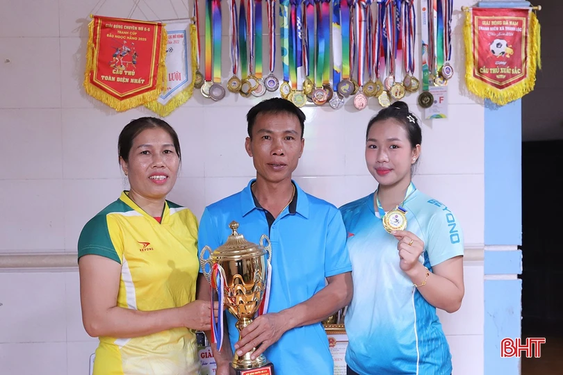 Niềm đam mê thể thao được bố mẹ và anh trai truyền lại cho cô con gái út Nguyễn Lương Giang (ngoài cùng bên phải).