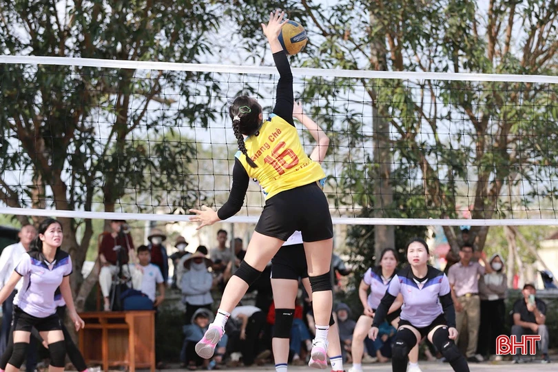 Lương Giang nổi tiếng trong giới những người yêu thích bóng chuyền với biệt danh "Giang Chè" và những cú đập bóng đầy nội lực.