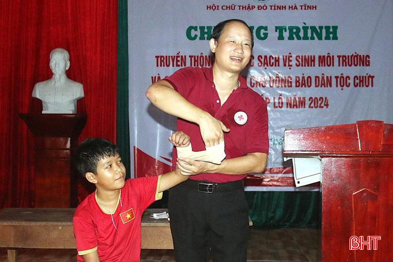 Cán bộ Hội Chữ thập đỏ tỉnh truyền thông nước sạch, vệ sinh môi trường và phòng ngừa rủi ro cho đồng bào dân tộc Chứt (Hương Khê). 7.jpg