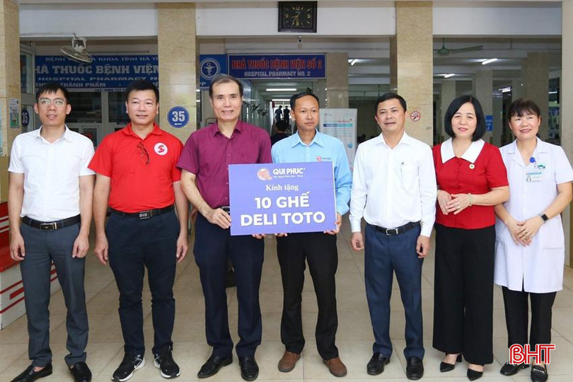 Phó Chủ tịch UBND tỉnh Lê Ngọc Châu, Chủ tịch Hội Chữ thập tỉnh Lê Thị Mai Hoa và đại diện đơn vị tài trợ bàn giao thiết bị y tế cho Bệnh viện Đa khoa tỉnh. 1.jpg
