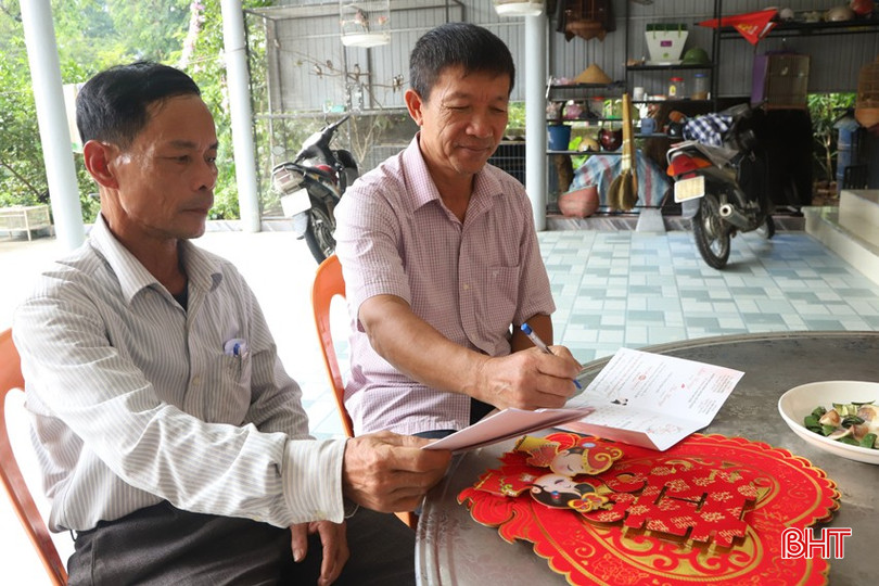 Gia đình ông Biện Văn Tường (bên phải) đã bàn bạc, lên kế hoạch tổ chức đám cưới cho con trai với tinh thần gọn nhẹ, hạn chế khách mời. bqbht_br_2.jpg