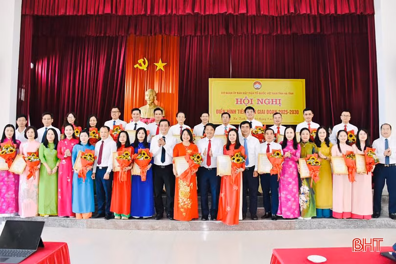 Nhiều cán bộ, đoàn viên, hội viên đã được vinh danh trong các phong trào thi đua. Trong ảnh: Cơ quan Ủy ban MTTQ tỉnh vinh danh các điển hình tiên tiến giai đoạn 2020 - 2025.