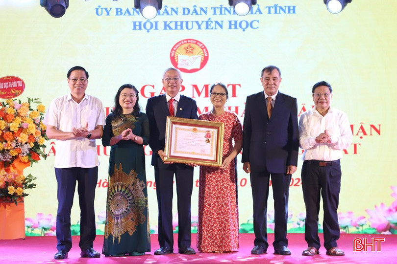 Lãnh đạo Ban Dân vận, Ban Tuyên giáo Tỉnh ủy, Sở GD&ĐT trao Huân chương Lao động hạng Nhất cho Hội Khuyến học tỉnh. 8-9434.jpg