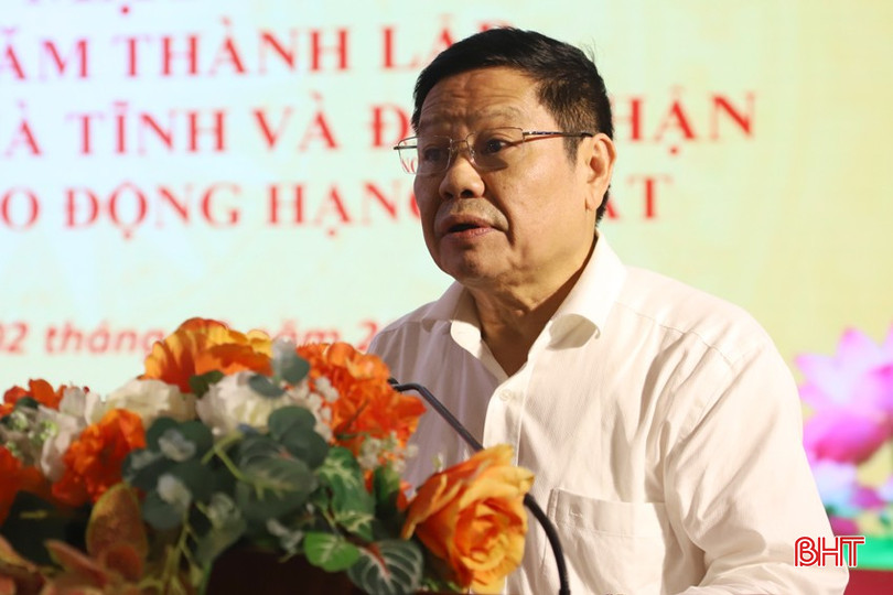 Phó trưởng Ban Tuyên giáo Tỉnh ủy Nguyễn Trí Lạc đọc thư chúc mừng của Bí thư Tỉnh ủy gửi cán bộ, hội viên Hội Khuyến học tỉnh nhân kỷ niệm 25 năm thành lập. 12-1397.jpg