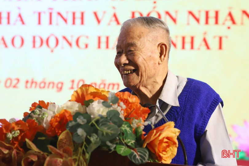 Nhà giáo Nhân dân Bùi Thân - nguyên cán bộ Hội Khuyến học tỉnh chia sẻ những kỷ niệm trong quá trình tham gia công tác khuyến học, khuyến tài từ những ngày đầu mới thành lập hội. 3-4355.jpg