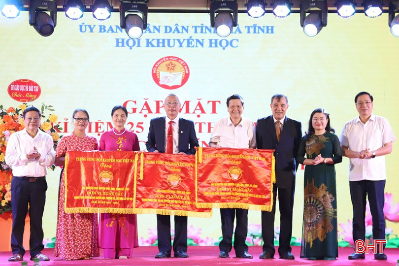 Các đơn vị nhận Cờ thi đua xuất sắc của Trung ương Hội Khuyến học Việt Nam. 7-5662.jpg