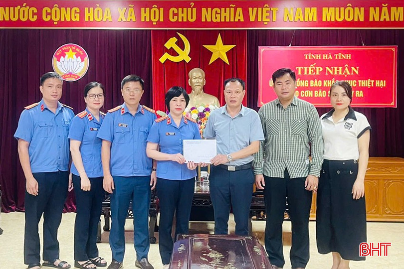 Nhiều tổ chức, cá nhân trực tiếp ủng hộ tại Ban Vận động Quỹ Cứu trợ tỉnh. 1.jpg