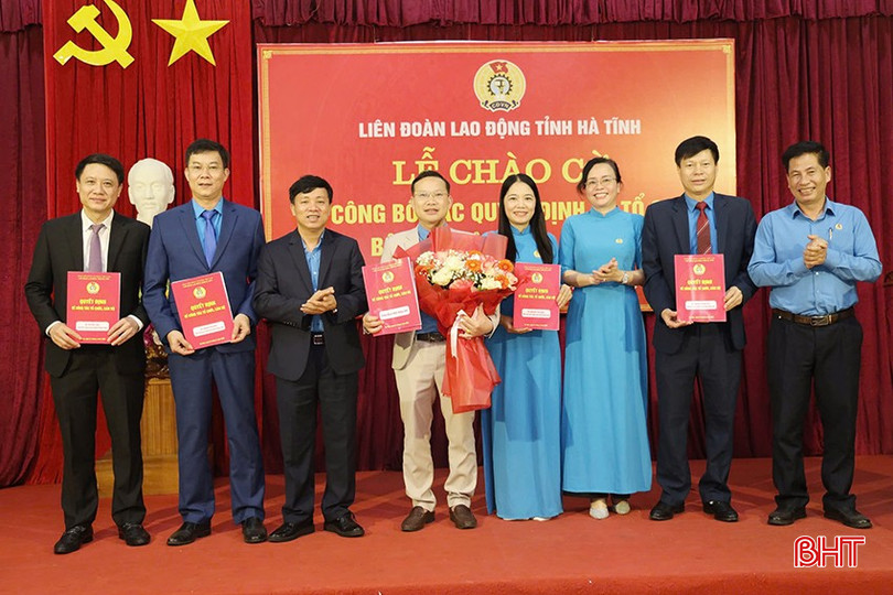 Lãnh đạo LĐLĐ tỉnh trao quyết định thành lập Công đoàn Khối Đảng... bqbht_br_1.jpg