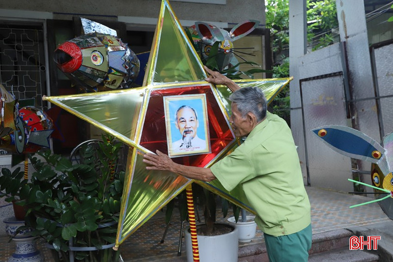 Mỗi dịp tết Trung thu, tôi vẫn thường ghé qua ngôi nhà của ông Trương Viết Dũng (phường Bắc Hà, TP Hà Tĩnh) - người có 34 năm gắn bó với nghề làm đèn trung thu truyền thống. 11.jpg
