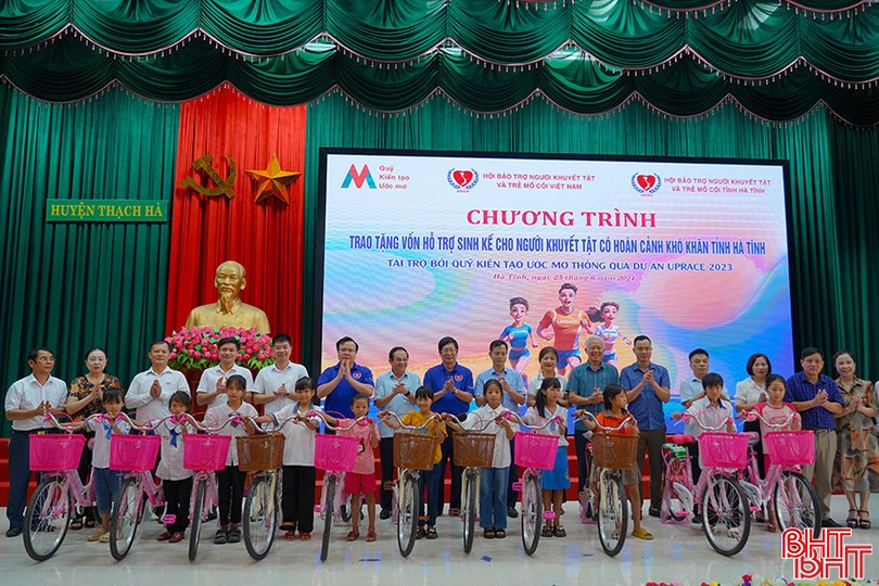 Lãnh đạo Trung ương Hội Bảo trợ người khuyết tật và trẻ mồ côi Việt Nam trao tặng sinh kế cho hội viên; tặng xe đạp cho trẻ em khuyết tật, mồ côi huyện Thạch Hà. j6-3978.jpg