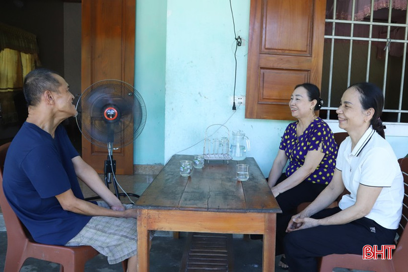 Cán bộ hội các cấp thăm hỏi, động viên anh Nguyễn Viết Anh. Cán bộ hội các cấp thăm hỏi, động viên anh Nguyễn Viết Anh.
