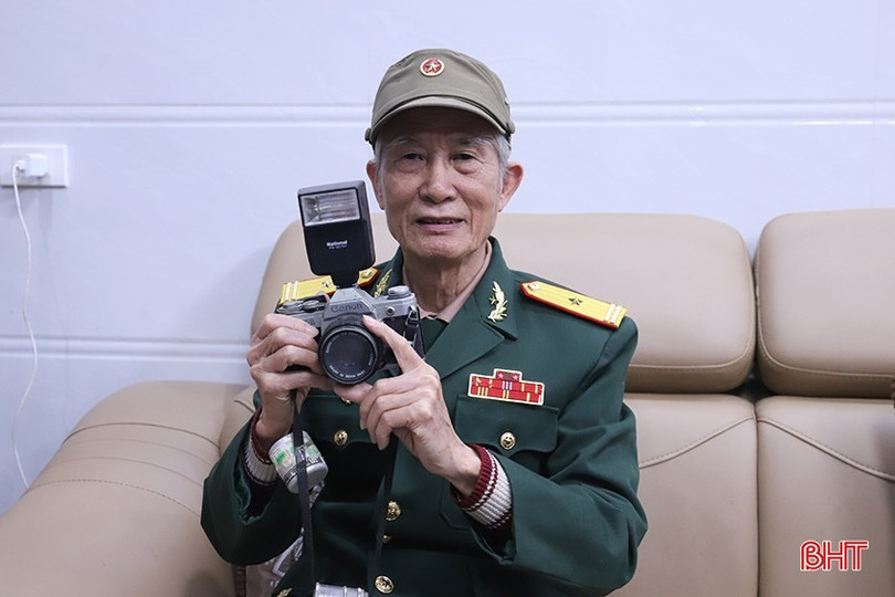 El mayor y periodista de guerra Truong Quang Huong no sólo es un personaje de mi artículo, sino también una persona que inspira a jóvenes periodistas como nosotros con pasión y dedicación a la profesión. 1-6.jpg