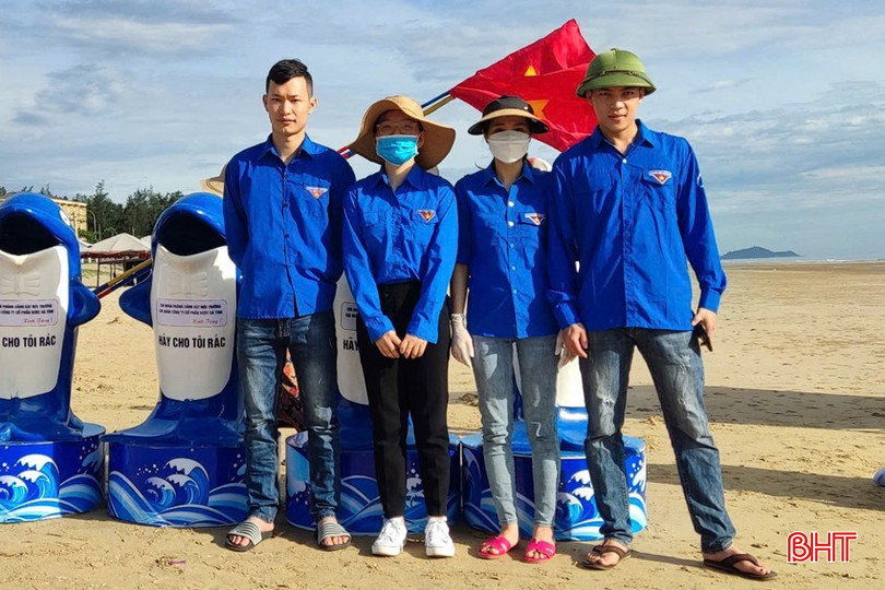 Phát huy tinh thần, sức trẻ, anh Vũ (ngoài cùng bên trái) tích cực tham gia các hoạt động đoàn thể. bqbht_br_111.jpg