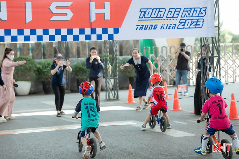 ... sự cổ vũ nhiệt tình của khán giả, các bạn nhỏ như được tiếp thêm động lực...