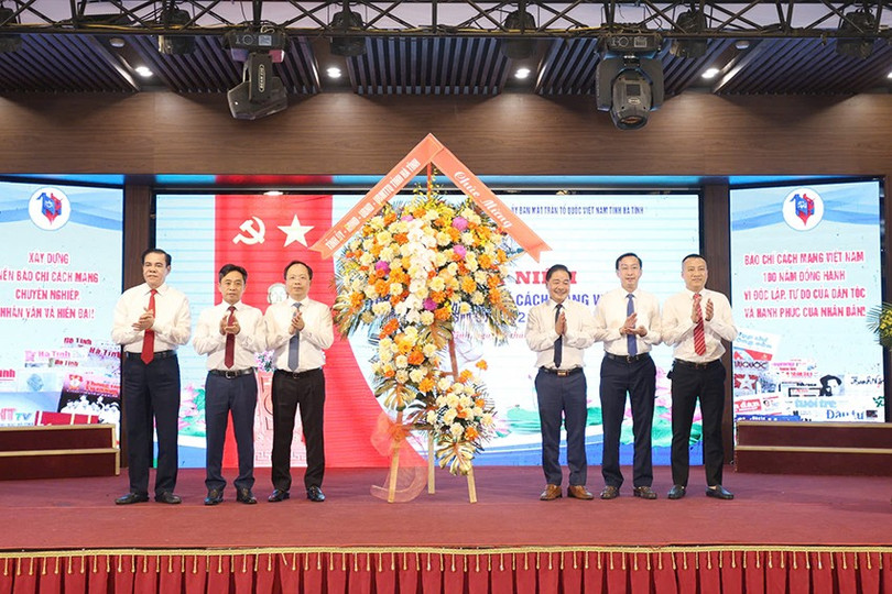 Bí thư Tỉnh ủy Nguyễn Duy Lâm, Phó Bí thư Thường trực Tỉnh ủy Trần Thế Dũng, Chủ tịch UBND tỉnh Võ Trọng Hải tặng hoa chúc mừng các cơ quan báo chí. Bí thư Tỉnh ủy Nguyễn Duy Lâm, Phó Bí thư Thường trực Tỉnh ủy Trần Thế Dũng, Chủ tịch UBND tỉnh Võ Trọng Hải tặng hoa chúc mừng các cơ quan báo chí.