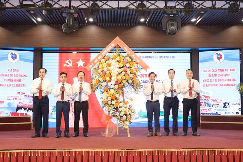 Bí thư Tỉnh ủy Nguyễn Duy Lâm, Phó Bí thư Thường trực Tỉnh ủy Trần Thế Dũng, Chủ tịch UBND tỉnh Võ Trọng Hải tặng hoa chúc mừng các cơ quan báo chí.