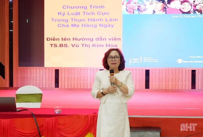 Tiến sĩ, bác sĩ Vũ Thị Kim Hoa - Phó Chủ tịch Hội Bảo vệ quyền trẻ em Việt Nam truyền đạt chuyên đề tập huấn kỹ năng làm cha mẹ cho cán bộ, hội viên phụ nữ tại Hà Tĩnh. fdjfdjhdfjfd.jpg