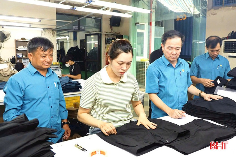Cán bộ LĐLĐ tỉnh bám nắm cơ sở, tìm hiểu tình hình đời sống, việc làm và tâm tư của người lao động. bqbht_br_2.jpg