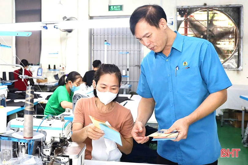 Việc tuyên truyền phát triển đoàn viên, thành lập công đoàn cơ sở được triển khai qua nhiều hình thức như: tuyên truyền trực tiếp, phát tờ rơi; hội nghị phổ biến, giáo dục pháp luật... bqbht_br_5.jpg