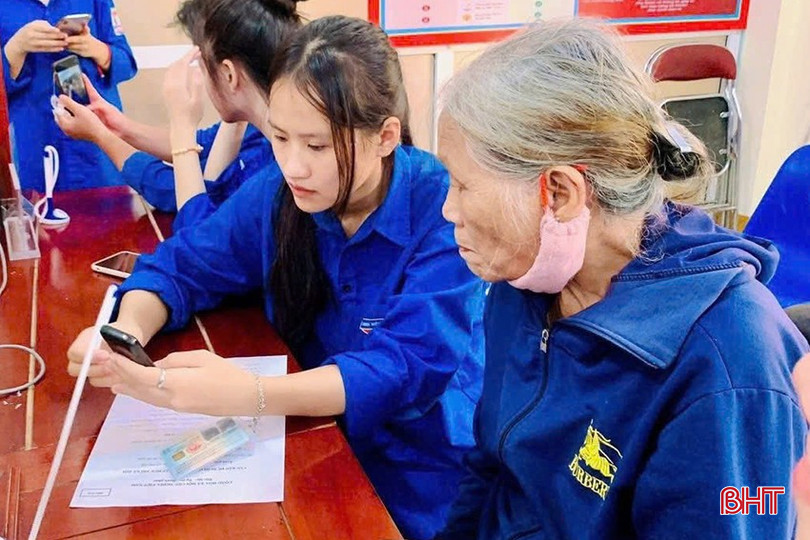 Cán bộ, đoàn viên, thanh niên tăng cường kỹ năng sử dụng công nghệ, tích cực hỗ trợ người dân các thủ tục hành chính. bqbht_br_4.jpg