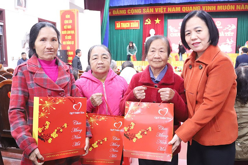 Tại chương trình trao quà, đại diện các đơn vị, địa phương đã thăm hỏi, động viên và gửi lời chúc mừng năm mới đến các hộ gia đình.