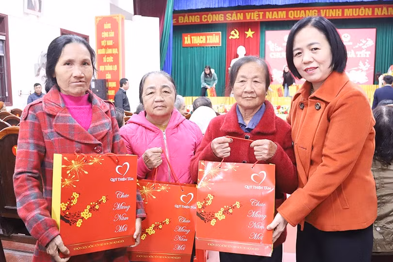 Tại chương trình trao quà, đại diện các đơn vị, địa phương đã thăm hỏi, động viên và gửi lời chúc mừng năm mới đến các hộ gia đình.