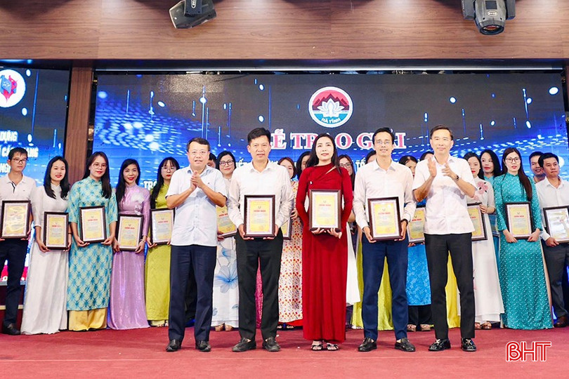 Ban tổ chức giải "Báo chí viết về gương người tốt, việc tốt, các điển hình tiên tiến trong phong trào thi đua yêu nước và xây dựng NTM tỉnh Hà Tĩnh” trao thưởng cho 25 tác phẩm xuất sắc. bqbht_br_5.jpg