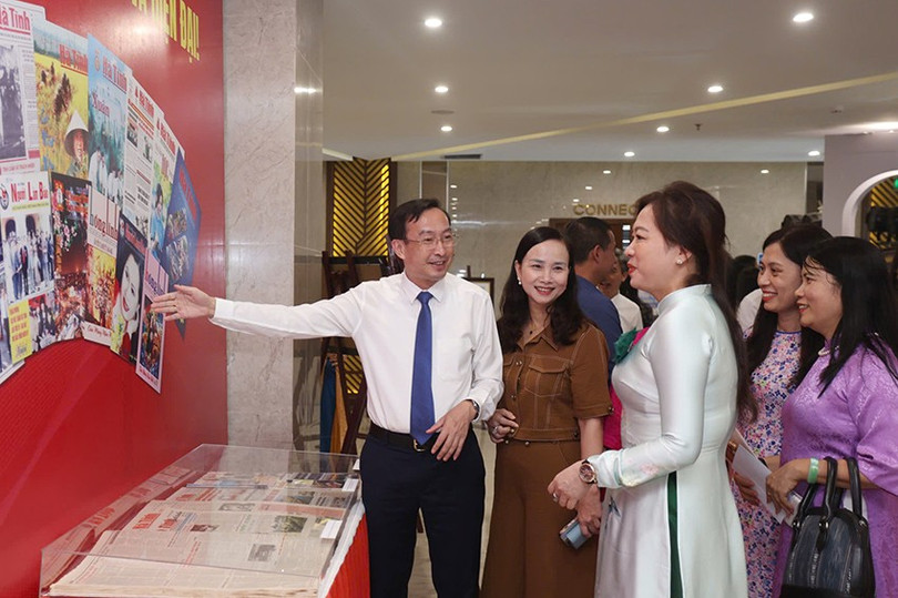 Đại biểu tham quan không gian trưng bày ấn phẩm báo chí Hà Tĩnh qua các thời kỳ. 3.jpg