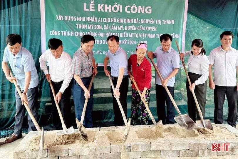 Lãnh đạo các cấp, ngành dự lễ khởi công nhà ở cho bà Nguyễn Thị Thành. 2.jpg