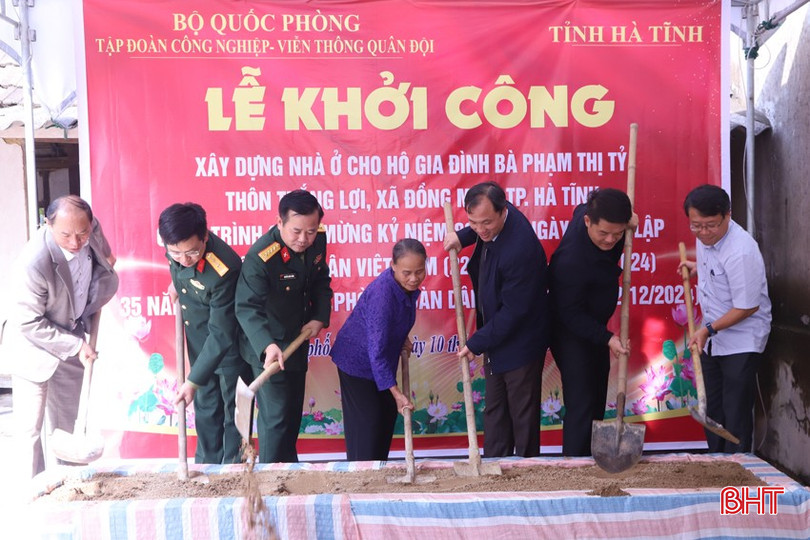Bí thư Tỉnh ủy Hoàng Trung Dũng cùng lãnh đạo các cấp, ngành và đại diện đơn vị tài trợ dự lễ khởi công nhà ở cho bà Phạm Thị Tỷ (xã Đồng Môn - TP Hà Tĩnh). bqbht_br_2.jpg