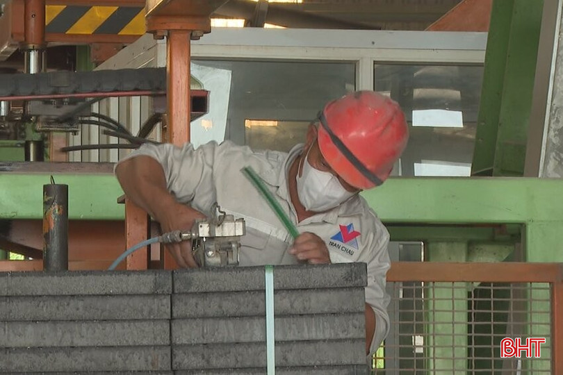 Người lao động Công ty TNHH Trần Châu tích cực hưởng ứng phong trào thi đua lao động sản xuất. bqbht_br_2-14.jpg