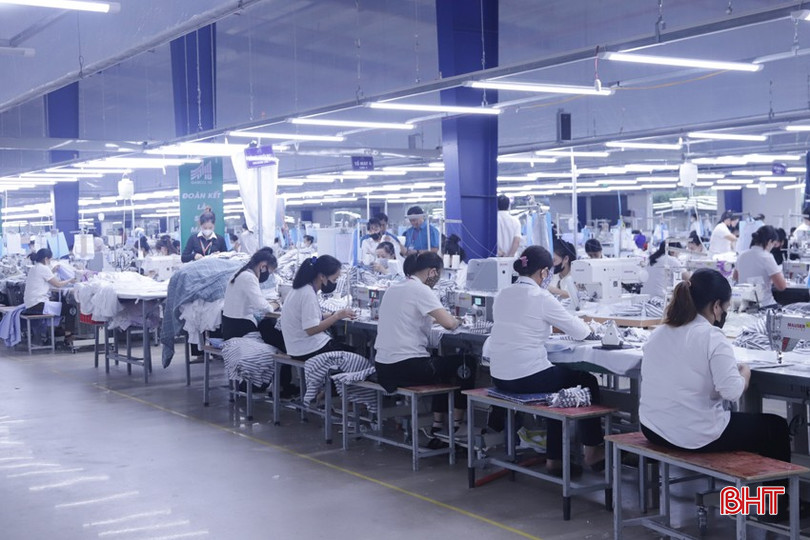 Công nhân Xí nghiệp May 10 Hà Tĩnh dồn sức cho những đơn hàng cuối năm. bqbht_br_6.jpg