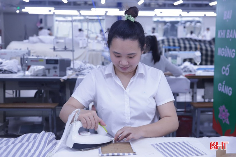 Chị Nguyễn Thị Hương cùng đồng nghiệp sẵn sàng tăng ca nếu công ty có nhu cầu. bqbht_br_1.jpg