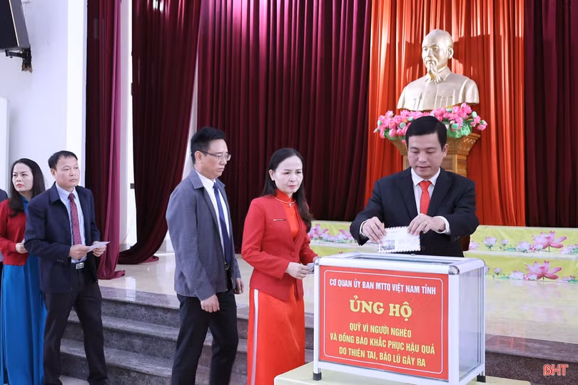 Cán bộ, người lao động cơ quan Ủy ban MTTQ tỉnh quyên góp ủng hộ người nghèo và đồng bào khắc phục hậu quả thiên tai.