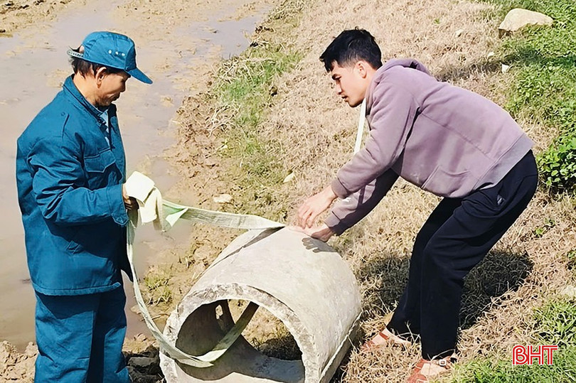 Cán bộ, hội viên tích cực tham gia việc lắp đặt hố thu gom và tuyên truyền, vận động bà con nhân dân nâng cao ý thức bảo vệ môi trường.