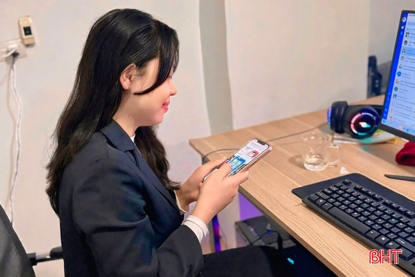 Nhiều bạn trẻ đã lựa chọn cách tiêu dùng thông minh để tiết kiệm thời gian và chi phí. Ảnh Nguyễn Liễu.