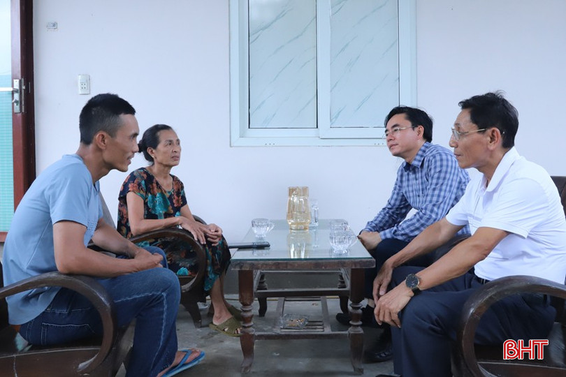 Anh Thái Văn Cường (ngoài cùng bên trái) chia sẻ về hành trình tham gia cứu trợ đồng bào vùng lũ. 133.jpg