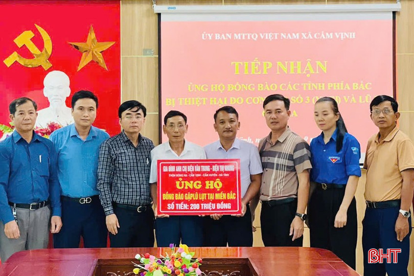 Ủy ban MTTQ xã Cẩm Vịnh tiếp nhận ủng hộ của người dân. 1.jpg